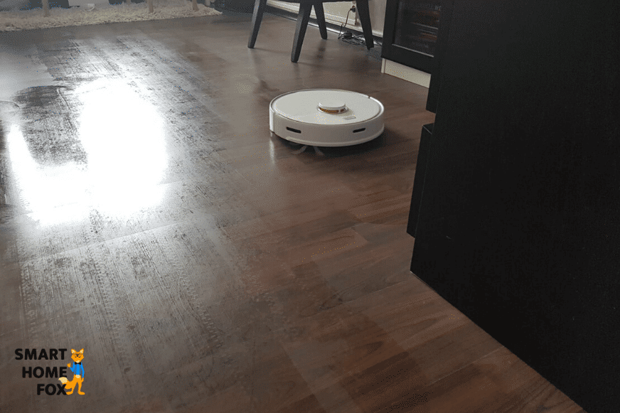 Робот-пылесос одновременно пылесосит и протирает пол